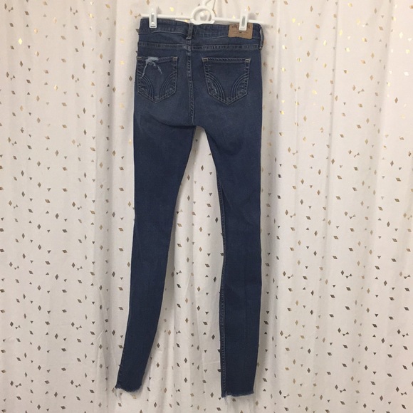 Distressed blue jeans - Picture 2 of 7